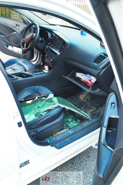 車玻璃被砸碎，車內(nèi)被翻動。