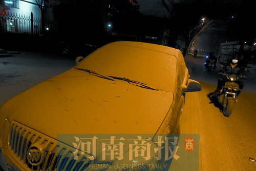 拆遷現(xiàn)場，途經(jīng)的汽車遭了殃，落了厚厚一層灰