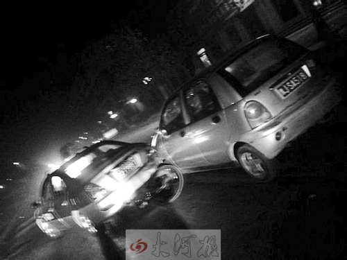 撞上出租車QQ才停下，兩車間還夾著一輛自行車。
