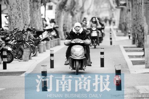 金水路防疫路附近，路樁間距很小，電動(dòng)車經(jīng)過時(shí)要很小心才能避開