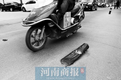 金水路上，一根路樁被撞倒