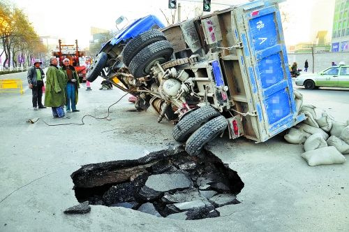 出事的卡車上，拉了十幾噸的水泥市民供圖