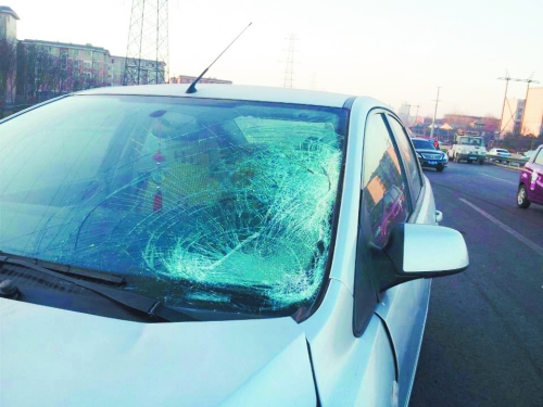 肇事轎車前擋風玻璃上，留著清晰的撞擊痕跡。