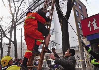 老漢右腿燒傷，樹下扔了一只燒焦的鞋