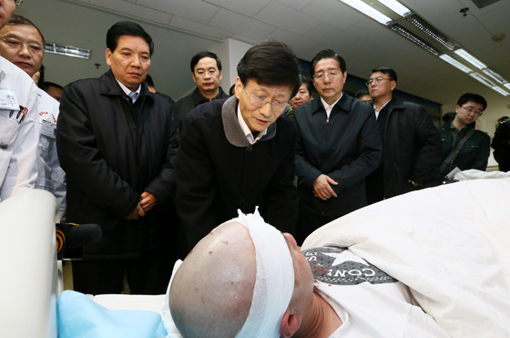 中共中央政治局委員、中央政法委書記孟建柱率工作組2日晨5時(shí)30分抵達(dá)昆明。一下飛機(jī),孟建柱就立即趕往