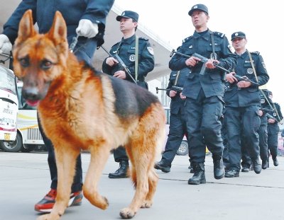 牽警犬持微沖，特警在車站巡邏