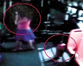 去年10月份的一天，一名女乘客打著電話下了車，包丟在了車上。(翻拍視頻)