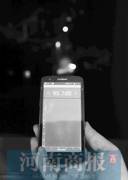 在黃先生家中，測(cè)得噪音為95.7分貝