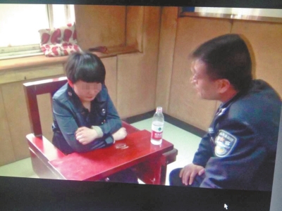 肇事司機(jī)李某歸案后，接受警方的訊問。