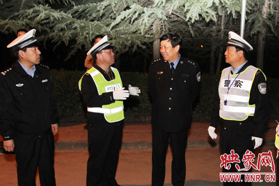 該支隊支隊長石軍(左二)、政委周西漢（左一）在向省總隊督導組匯報整治酒駕時的情景。