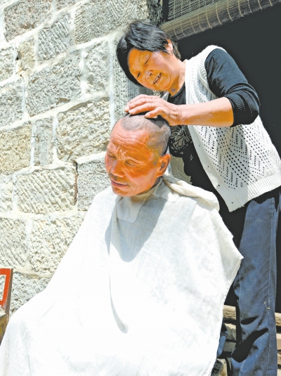 為了照顧兩個小叔，馬英專門學(xué)會了理發(fā)。