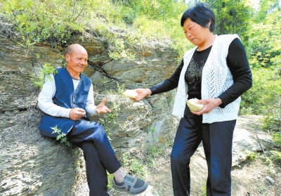 5月5日，馬英為上山放牛的劉五送干糧。