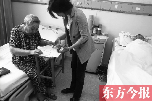 昨日，鄭大五附院二號(hào)樓住院部，馬老太寫(xiě)下委托書(shū)，并簽字摁指印委托女兒代理為昏迷老伴解鎖取錢(qián)