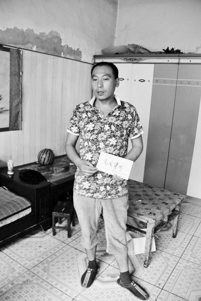 采建新拿的信封里，是南京警方送來的獎金。