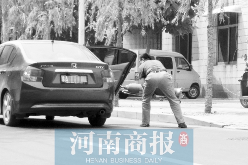 鄭州西區(qū)一氧氣廠門前，有人充氣后，將氧氣瓶裝上私家車運走