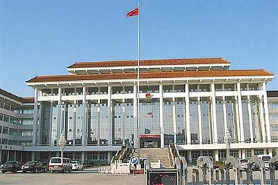 濮陽縣違規(guī)、超標(biāo)修建的縣委、縣政府辦公樓。新華社發(fā)發(fā)布