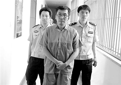 警方押解犯罪嫌疑人“立二拆四”。