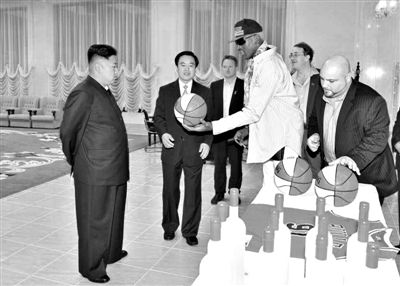 平壤，朝鮮最高領(lǐng)導(dǎo)人金正恩接待再次來訪的美國籃球明星羅德曼。