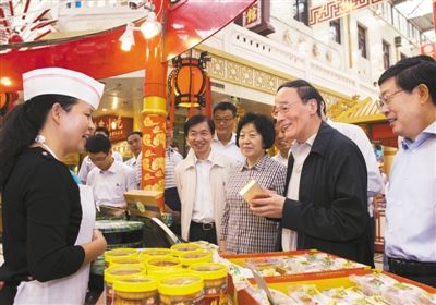 9月6日，王岐山在天津南市食品街調(diào)研，在月餅柜臺(tái)前，詢(xún)問(wèn)中央關(guān)于中秋國(guó)慶嚴(yán)禁公款送禮的規(guī)定發(fā)布后的銷(xiāo)售情況。新華社記者 李學(xué)仁 攝