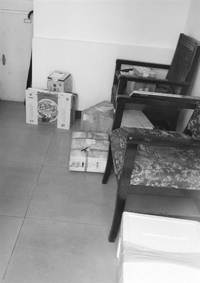 9月19日，東二環(huán)一小區(qū)的傳達室放著5、6箱禮品，小區(qū)保安稱，禮品量比以前過節(jié)時少。