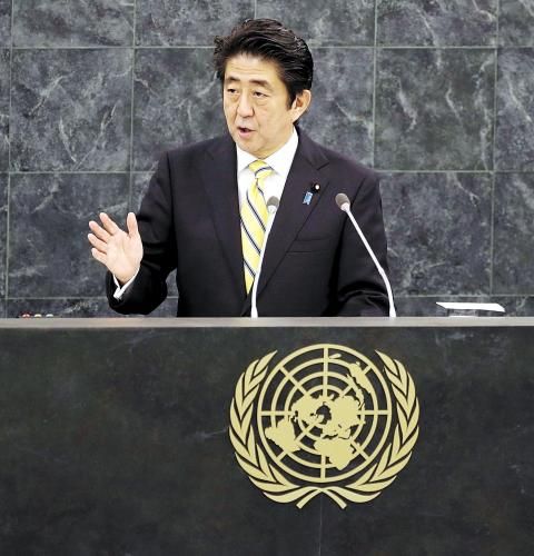 日本首相安倍晉三25日在紐約發(fā)表演講時(shí)稱，修改憲法解釋以解禁集體自衛(wèi)權(quán)的目的是使日本變成“為世界和平與穩(wěn)定更積極做出貢獻(xiàn)的國(guó)家”。圖為26日安倍在聯(lián)合國(guó)演講。