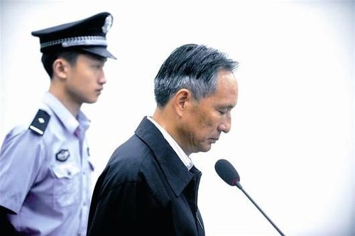 圖為：10日，張曙光在北京市第二中級人民法院接受庭審 新華社發(fā)