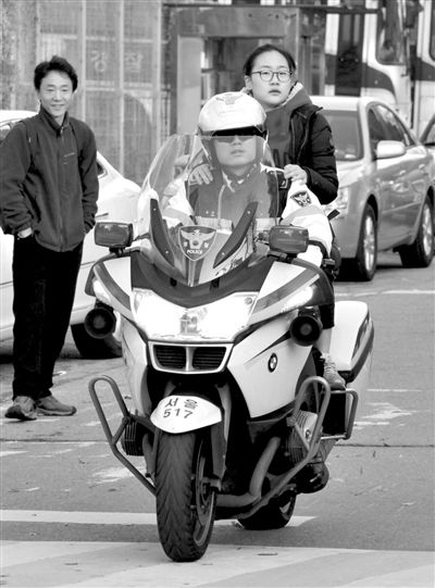 7日，首爾，警察將一名考生送抵考場。新華社發(fā)