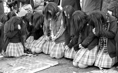 7日，韓國首爾，韓國高考舉行前，學子們跪地祈禱，希望能考個好成績。