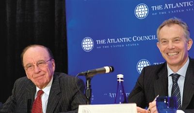 2008年，布萊爾與默多克在美國參加一國際會議。
