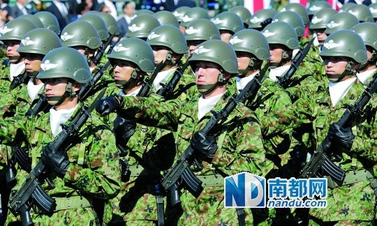10月27日，日本自衛(wèi)隊(duì)舉行閱兵儀式