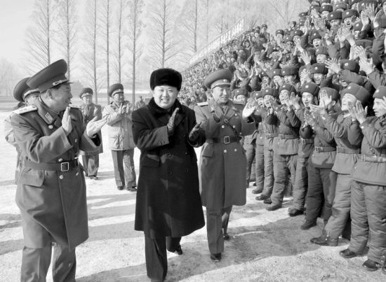 24日，金正恩視察前線部隊(duì)。