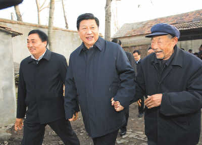 11月25日，習(xí)近平在地處沂蒙老區(qū)的臨沭縣曹莊鎮(zhèn)朱村，親切地拉著83歲的“老支前”王克昌的手。