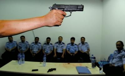 在一堂槍械教學(xué)課上，教官向參訓(xùn)民警們講解警用手槍的特點(diǎn)和正確握姿。記者 董世彪 攝
