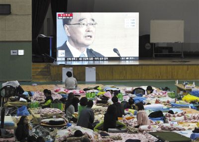 27日，韓國(guó)珍島，“歲月”號(hào)客輪乘客家屬在體育館觀看總理鄭烘原辭職新聞。當(dāng)日，鄭烘原召開(kāi)緊急發(fā)布會(huì)，表示對(duì)韓國(guó)“歲月”號(hào)沉船事件負(fù)責(zé)，宣布引咎辭職。