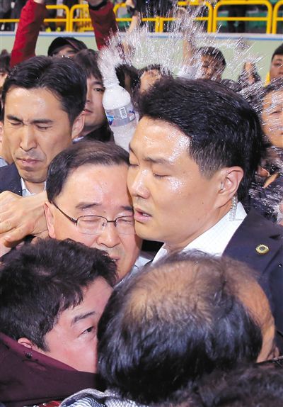 17日，鄭烘原（中）會(huì)見(jiàn)乘客家屬時(shí)，遭到家屬辱罵、潑水。