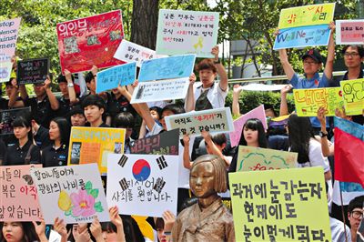 6月4日,韓國首爾,韓國慰安婦和民眾在日本駐韓大使館門前集會,要求日本政府承認(rèn)并解決慰安婦問題。