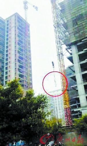 什么也擋不住吃貨的腳步 開(kāi)塔吊車買(mǎi)酸辣粉