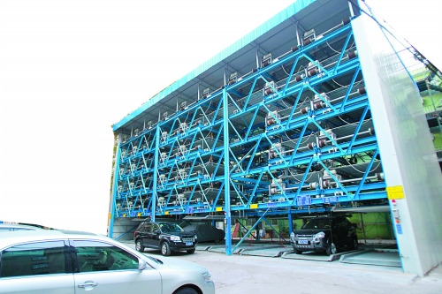 商務(wù)廳（北院）內(nèi)新建一個(gè)立體停車場(chǎng)，有68個(gè)停車位，但目前停車率不高。