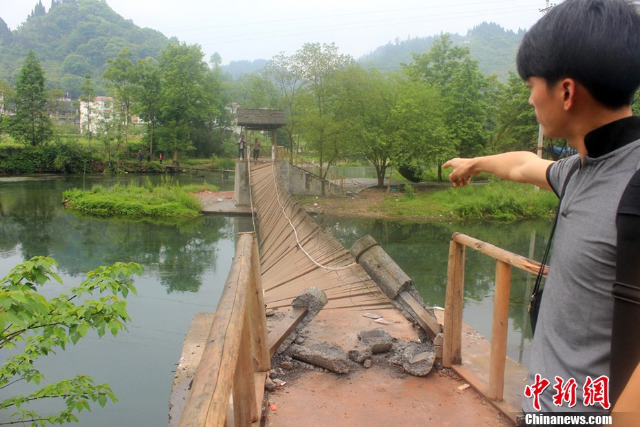 5月2日，一名目擊者正在介紹鳳凰吊橋事發(fā)情景。