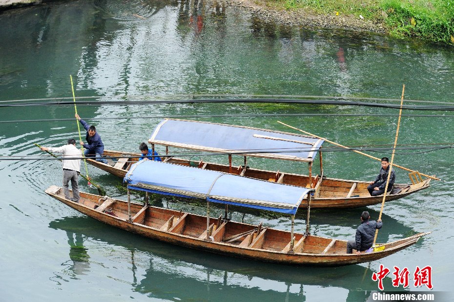 5月2日，鳳凰縣搜尋人員仍在沱江下游搜尋。