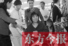 坐在輪椅上的，就是為兒子捐出肝、腎的母親潘大想