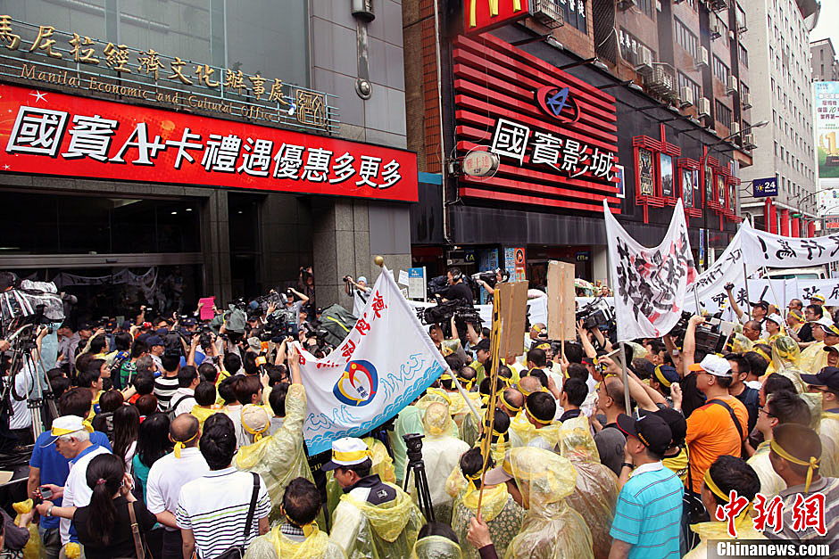 5月13日下午，屏東縣數(shù)百漁民北上臺(tái)北，冒雨在馬尼拉經(jīng)濟(jì)文化辦事處前抗議，要求菲律賓政府為攻擊臺(tái)漁船