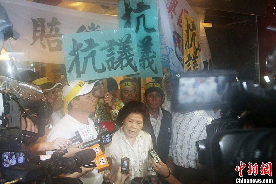 圖為死者洪石成的遺孀控訴菲相關(guān)人員暴行，呼吁菲方正式道歉。中新社發(fā) 董會(huì)峰/攝