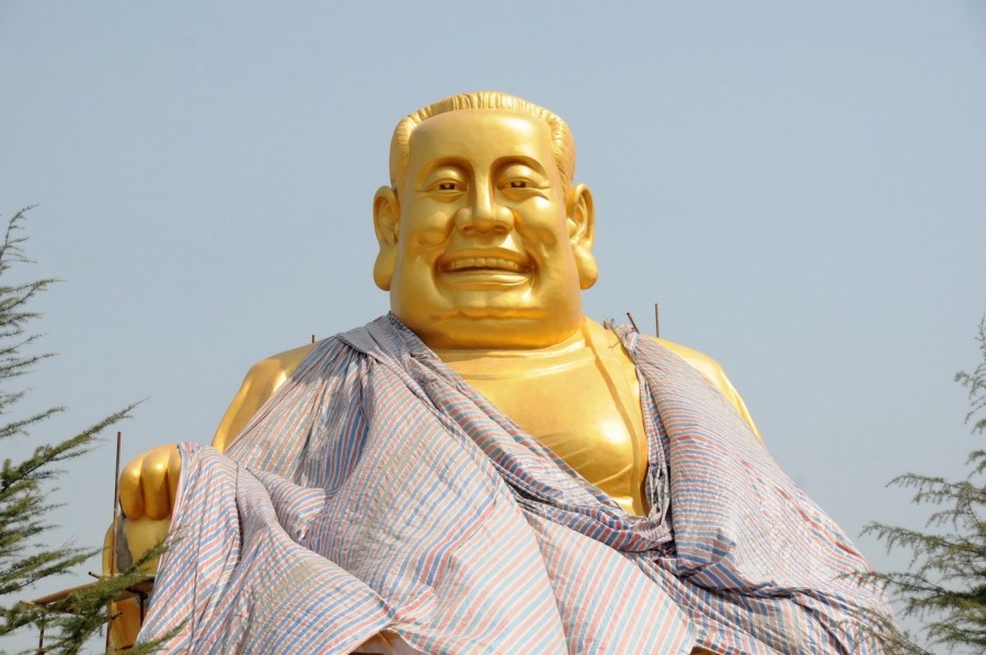 圖位此前的4月26日，“佛像”上出現(xiàn)帆布，最終，工作人員將帆布蓋在“佛像”頭像上。