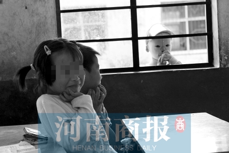 她不止一次說想去上學(xué)，而更多的時候，她是站在教室外面，眼巴巴地看著里面的小朋友