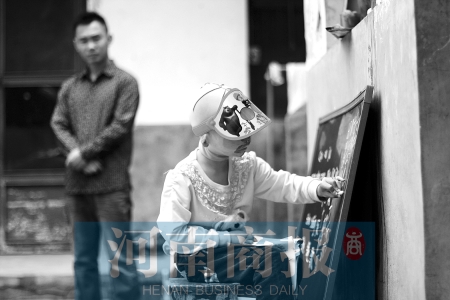 右手受傷了，她用左手在家里的小黑板上練習(xí)寫字