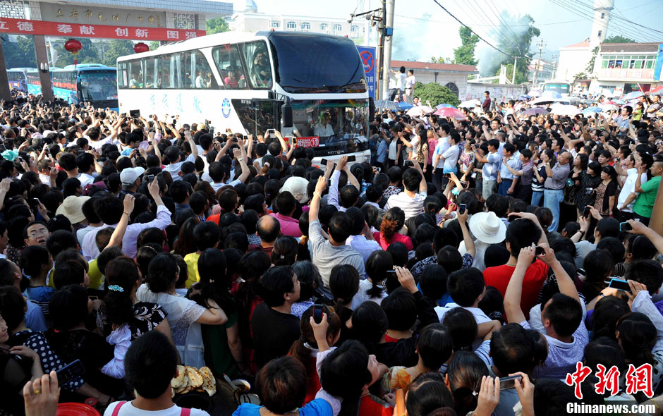 6月5日，一年一度的毛坦廠鎮(zhèn)“送考節(jié)”到來，70輛大巴車護(hù)送毛坦廠中學(xué)萬名考生安全赴考。