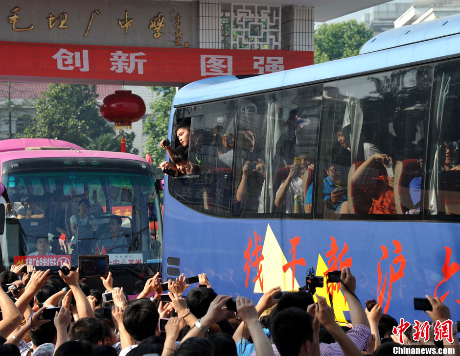 6月5日，一年一度的毛坦廠鎮(zhèn)“送考節(jié)”到來，70輛大巴車護(hù)送毛坦廠中學(xué)萬名考生安全赴考。