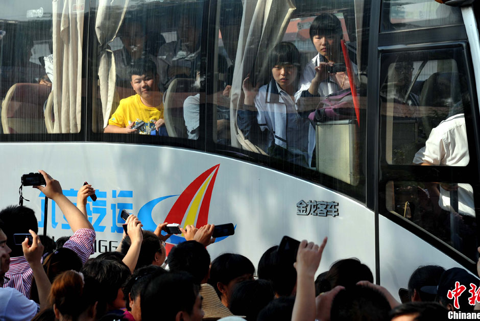 6月5日，一年一度的毛坦廠鎮(zhèn)“送考節(jié)”到來，70輛大巴車護(hù)送毛坦廠中學(xué)萬名考生安全赴考。