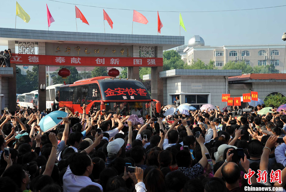 6月5日，一年一度的毛坦廠鎮(zhèn)“送考節(jié)”到來，70輛大巴車護(hù)送毛坦廠中學(xué)萬名考生安全赴考。